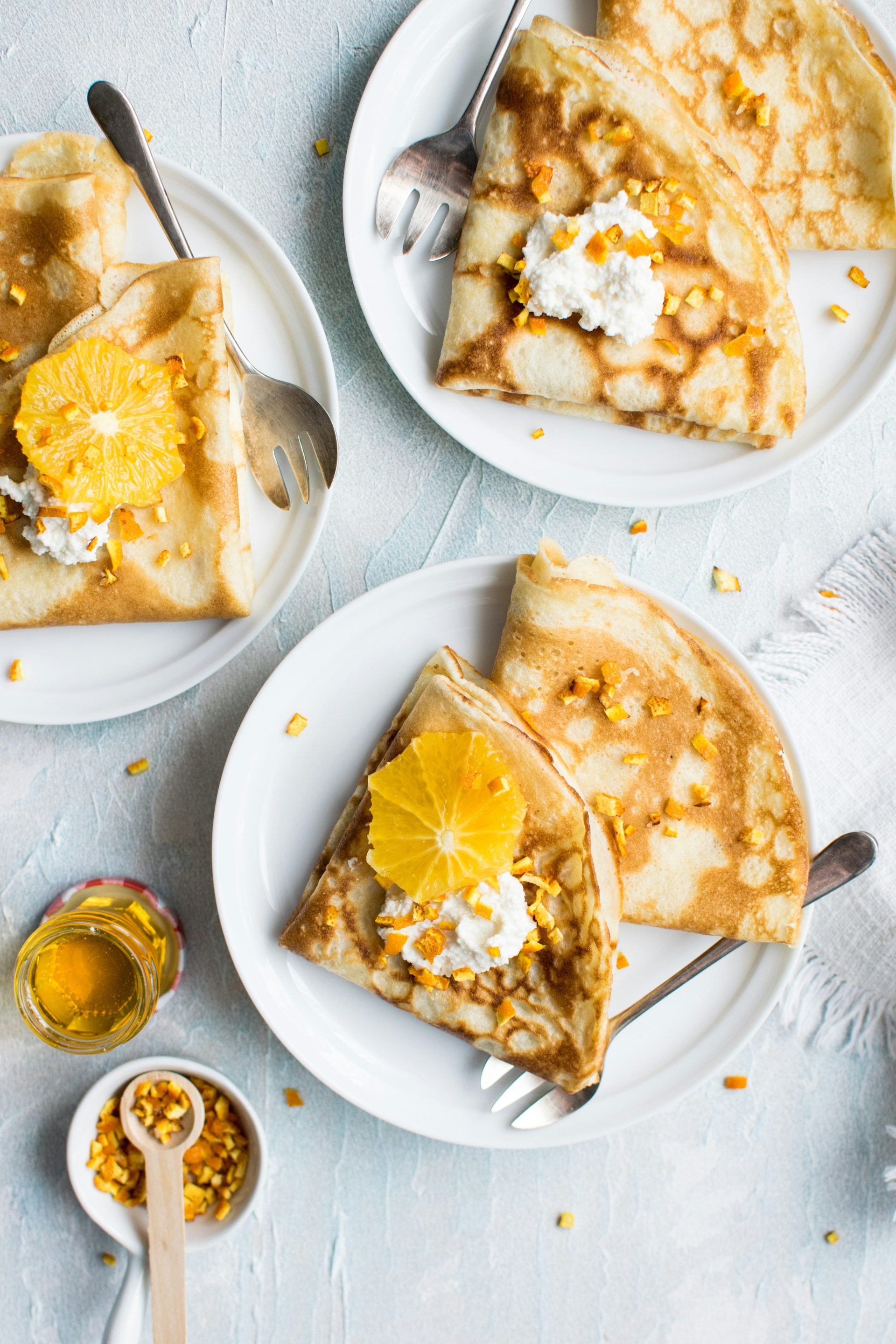 Flat-Lay-Aufnahme eines Pfannkuchens mit Zuckerguss