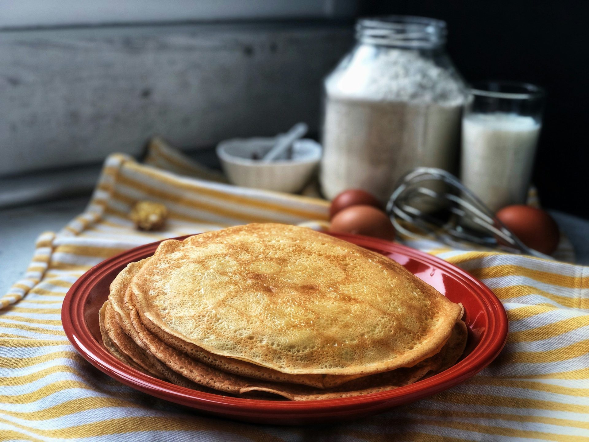 Brauner Kuchen auf einem roten, runden Teller